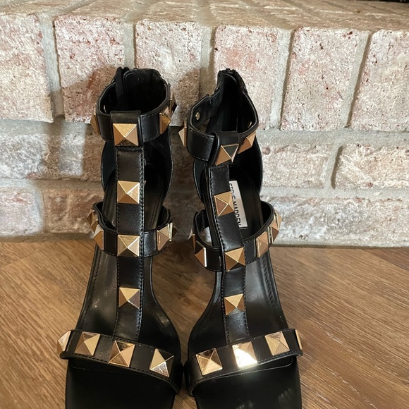 NWT Steve Madden Black & Gold Strappy Sandals Heels Sz 8.5 - Picture 2 of 5